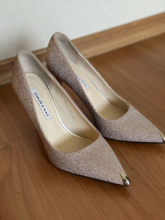 Бежевые туфли с красной подошвой