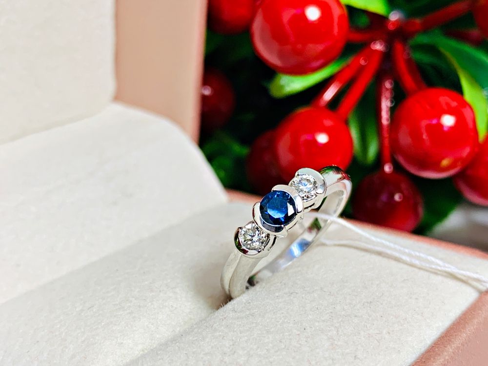 Бриллиантовое кольцо с натуральным камнем посередине – Сапфир