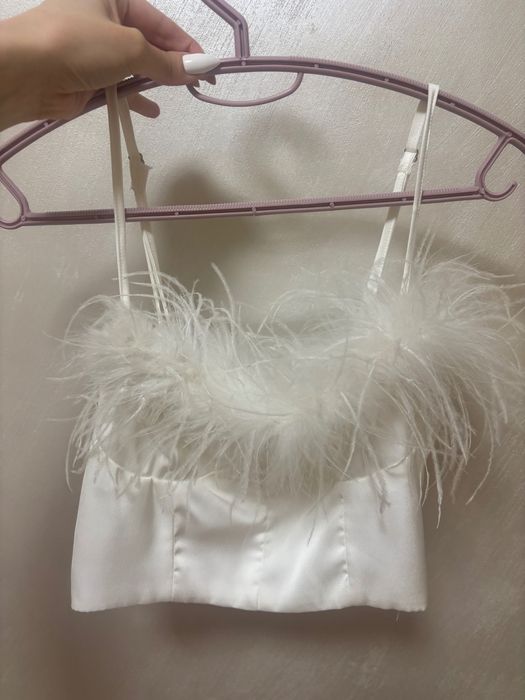 Сатенен бял топ с пера