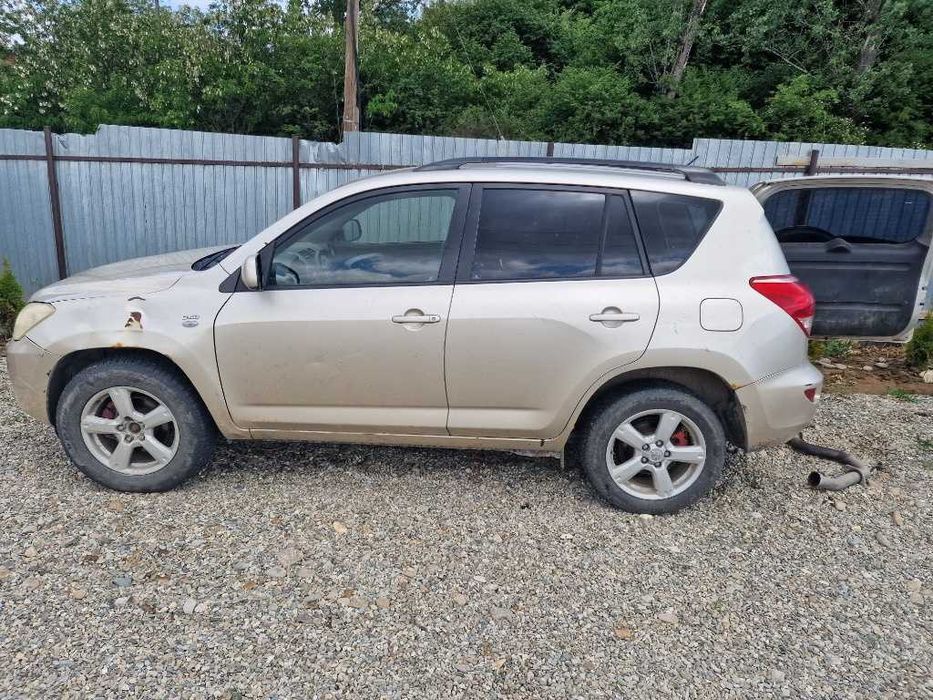 Dezmembrez  auto Toyota Rav 4 2.2 diesel 100 KW 136 CP an 2007 2008