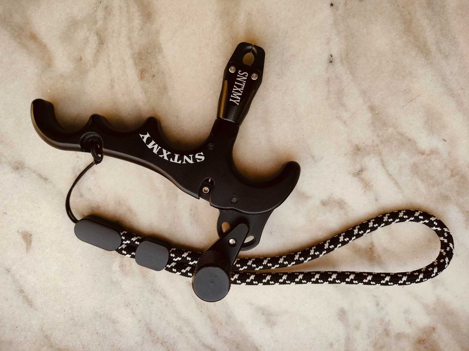 Declansator "thumb release" pentru arc compound