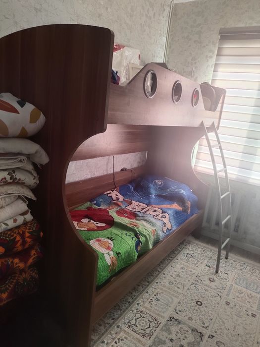 Екі этажды крават жатылады