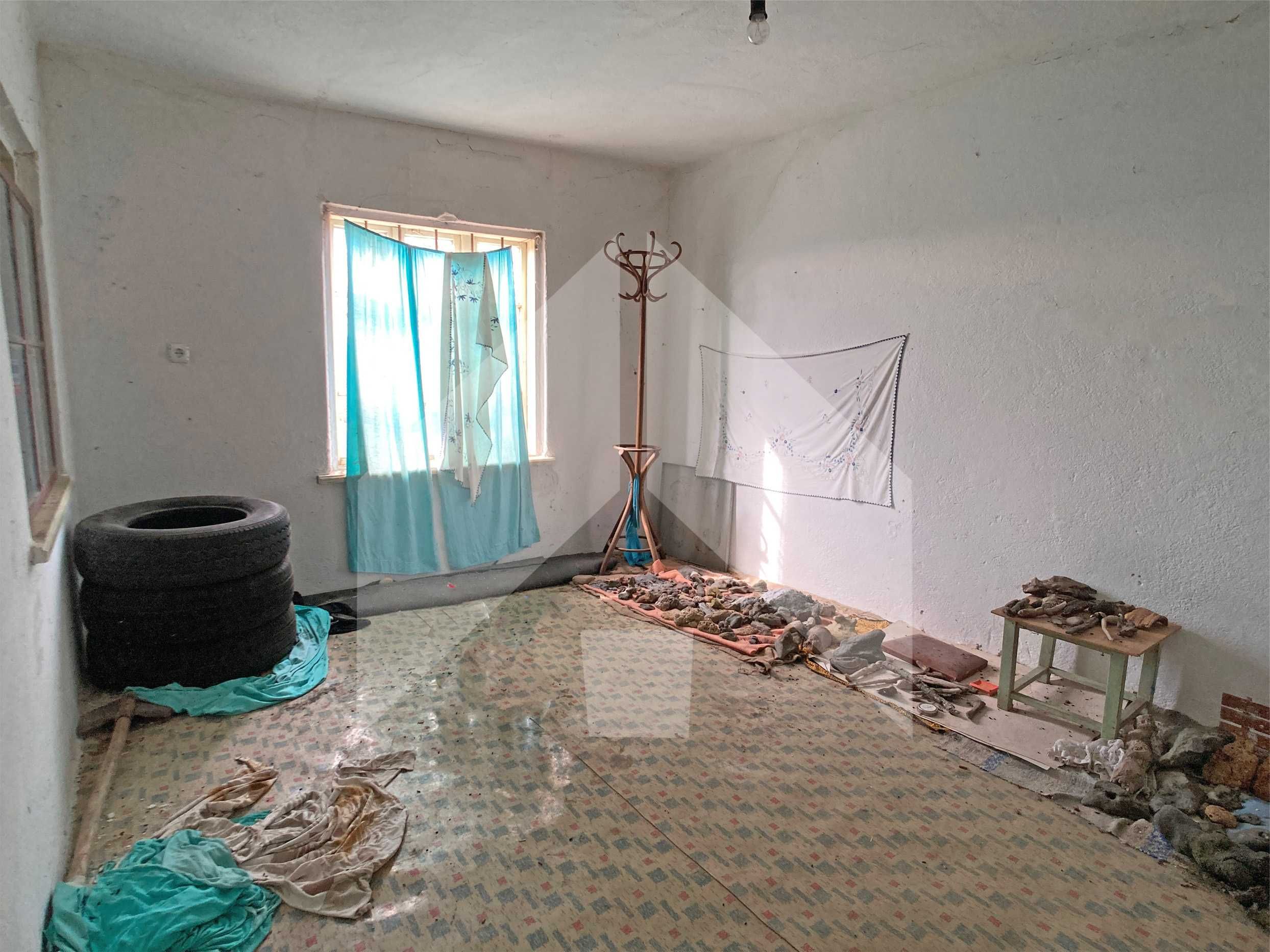 Продава тухлена селска къща в ЕКО село Беджене, община Нови пазар.