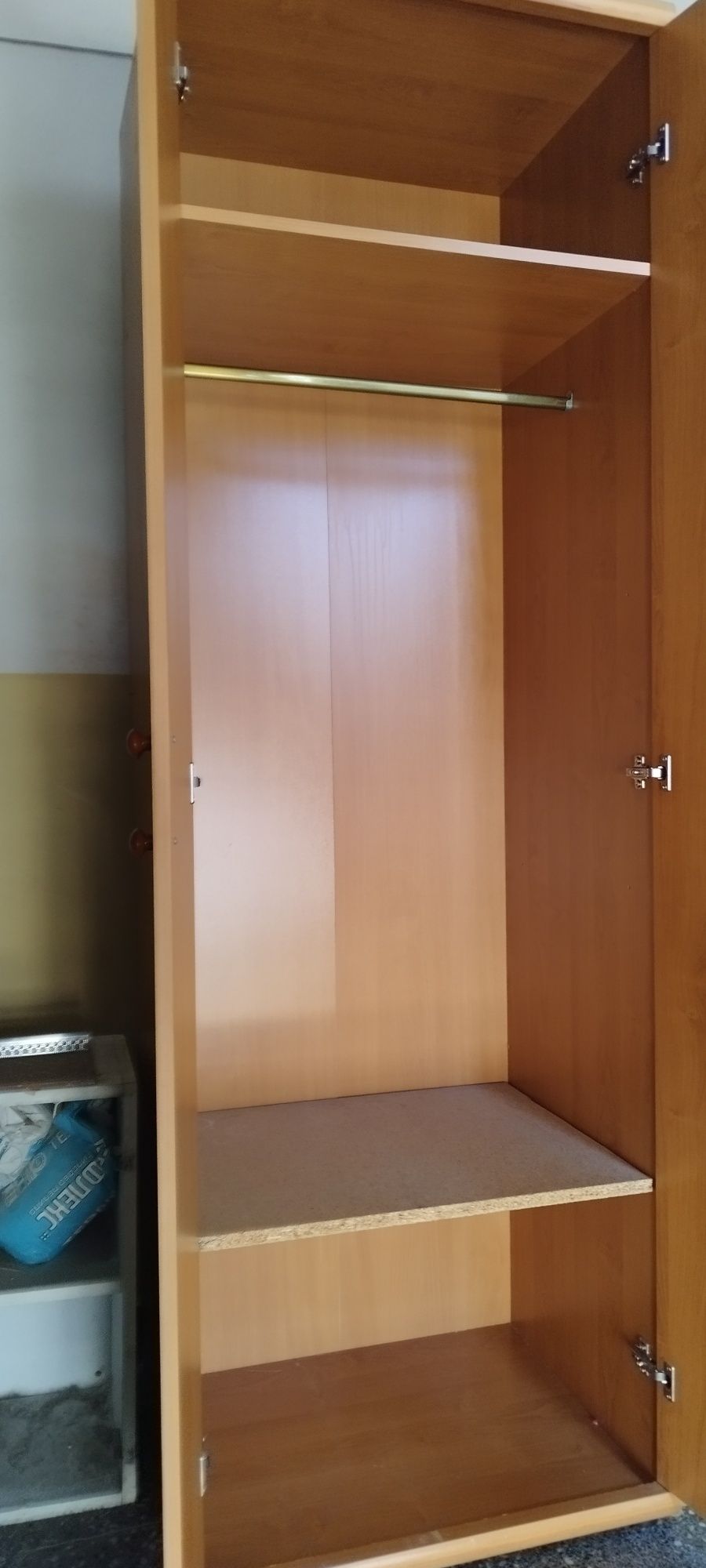 Двукрилен гардероб