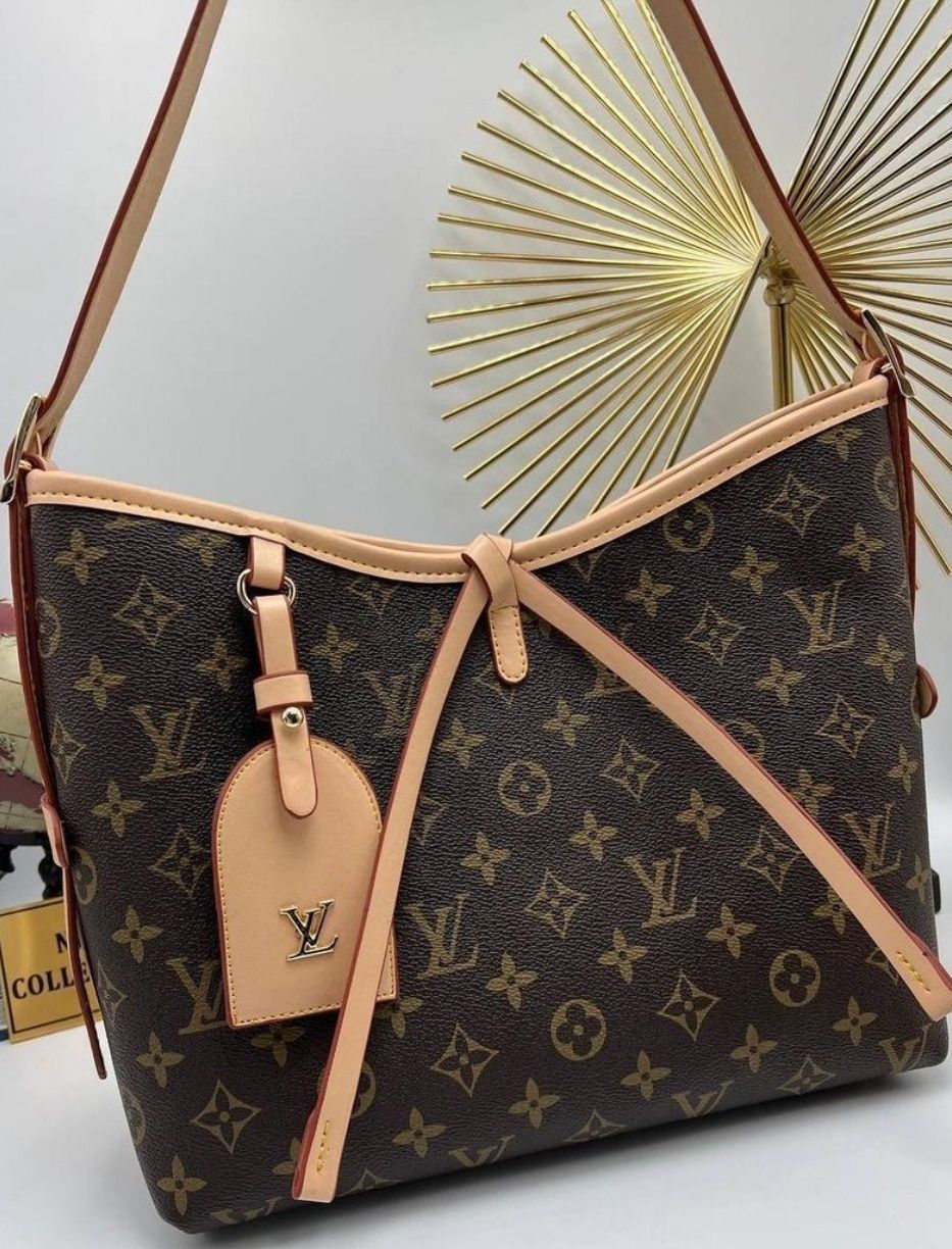 Дамска чанта Louis Vuitton и черна чанта CD