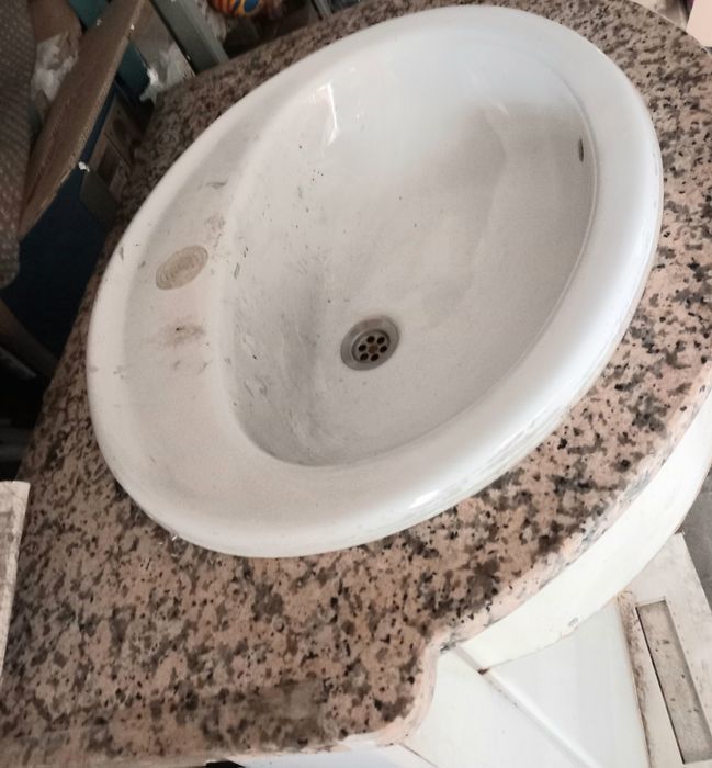 Шкаф с гранитен плот и мивка за топла и студена вода