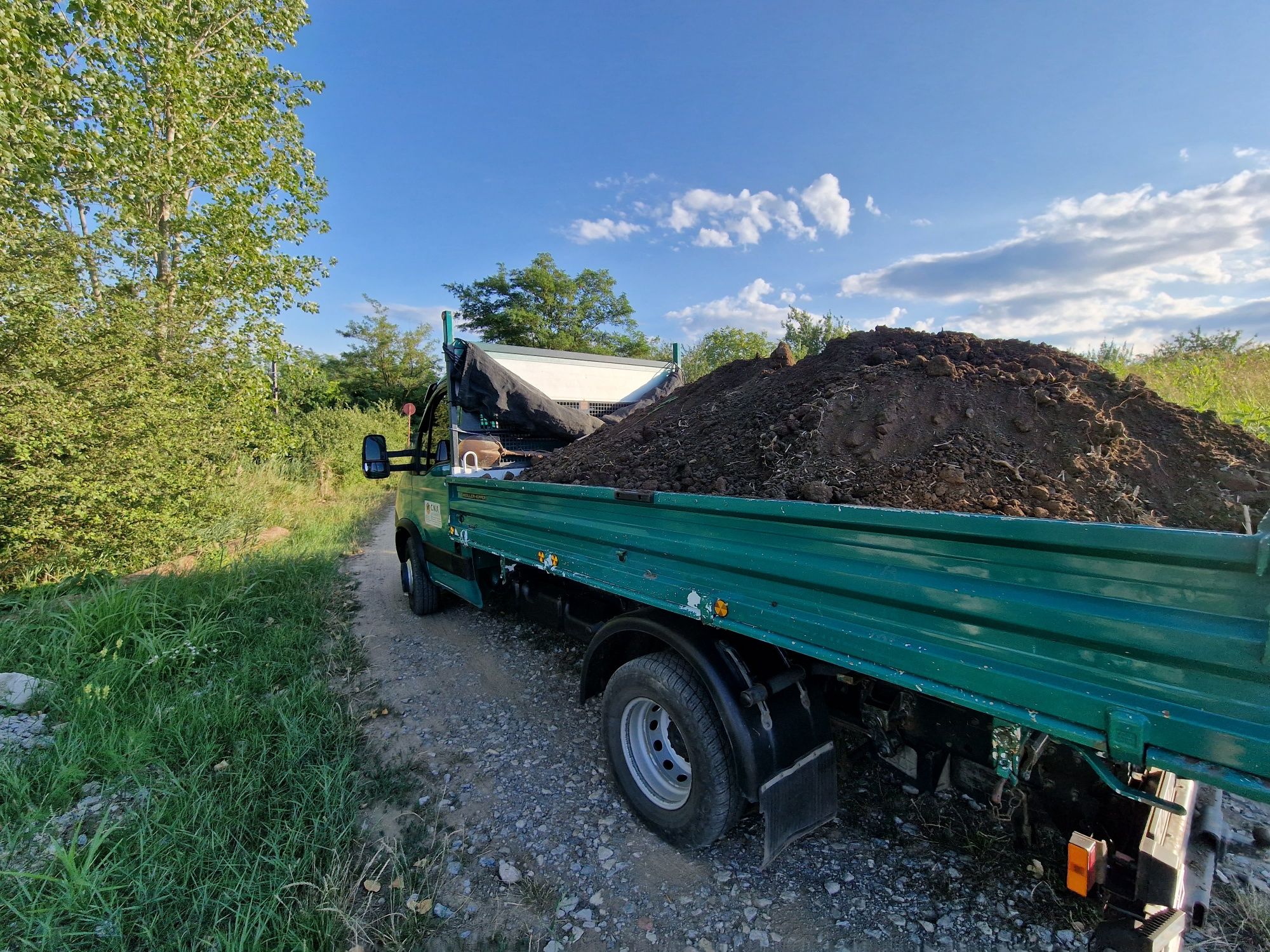 Pamant negru vegetal, utilaje pentru Nivelare excavator buldoexcavator