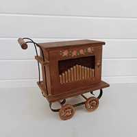 Ретро дървен макет на музикална количка латерна. Внос Холандия
Цена 90