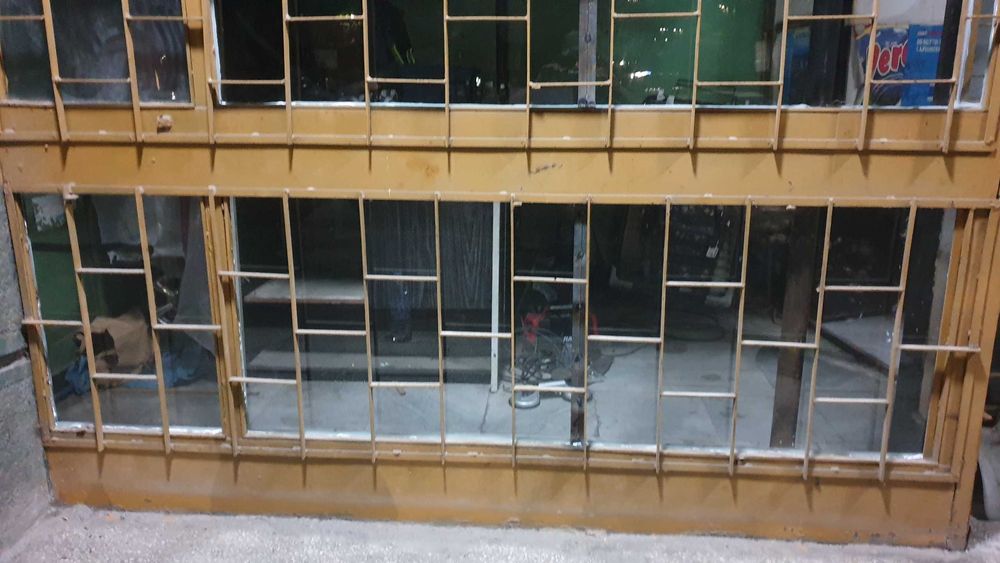 Стъклар на адрес в София.