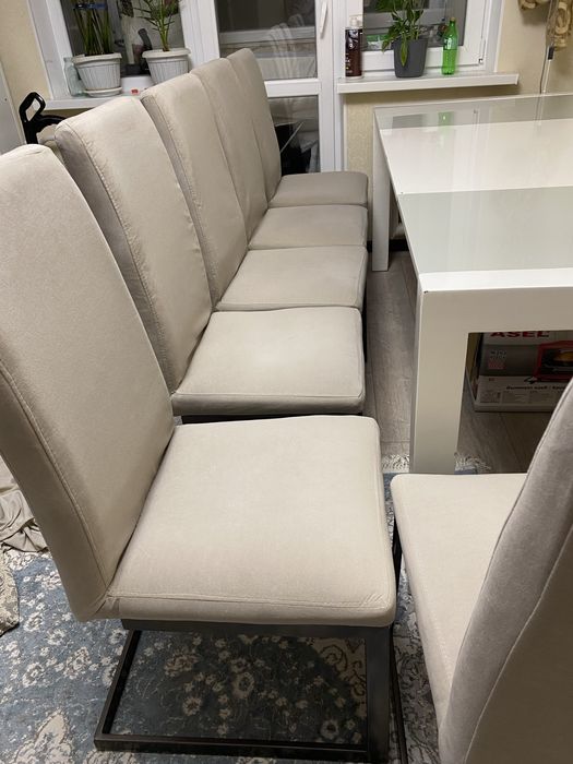 Стол и 8 стульев в хорошем состоянии