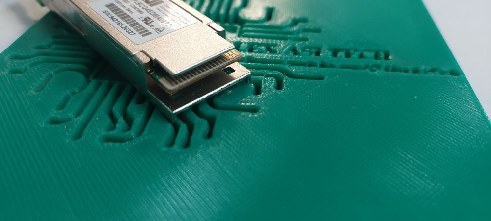 Modul Optic QSFP28 100G Cwdm4 2Km SMF AOI AQPLBCQ4EDMA0877