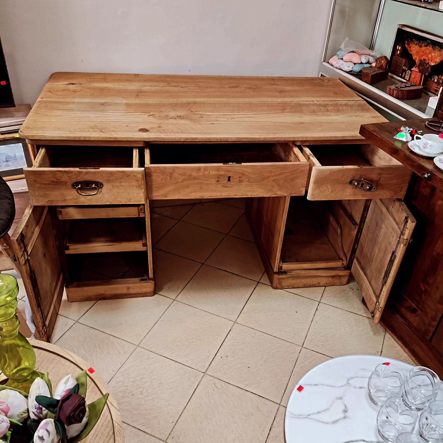 Масивно бюро от орех