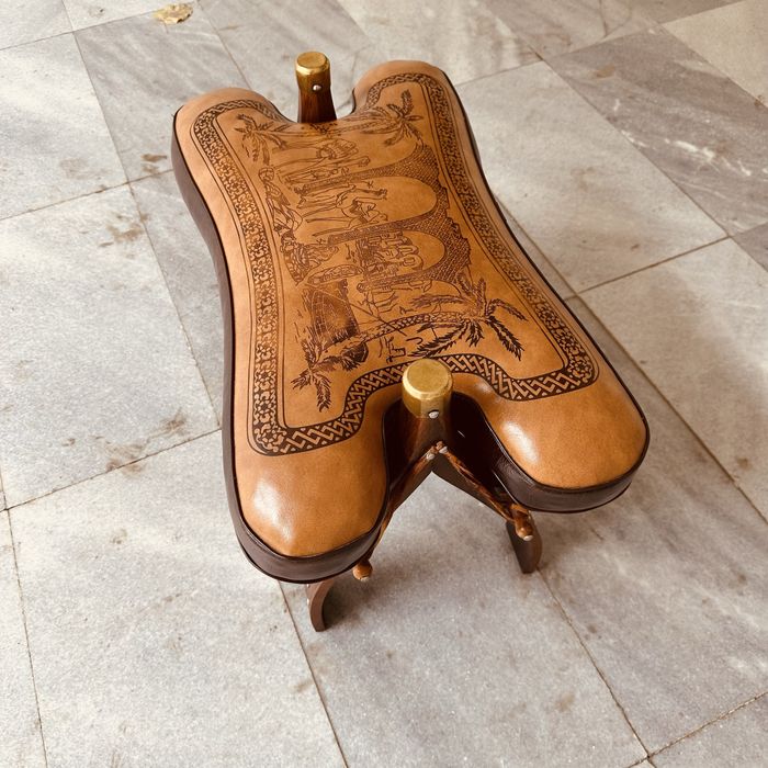 Ръчно изработена ориенталска табуретка от естествена кожа
