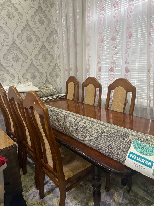 Стол полированный 8 стульев б.у. в хорошем состоянии красивый