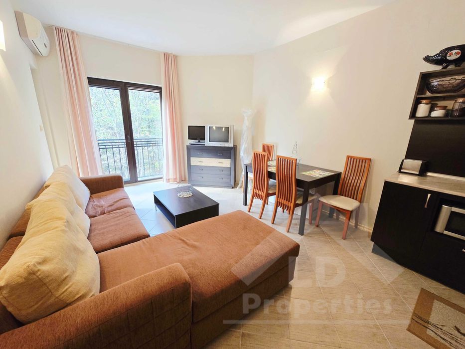 Двустаен апартамент в затворен комплекс в Златни пясъци