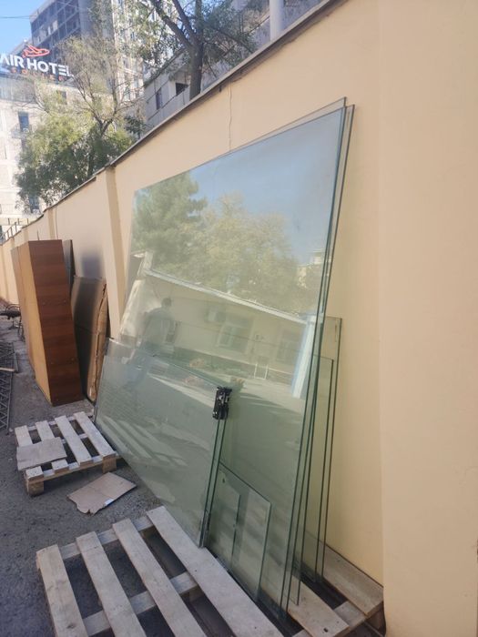 Стекло от ветрины магазина было использованно не много есть в наличи