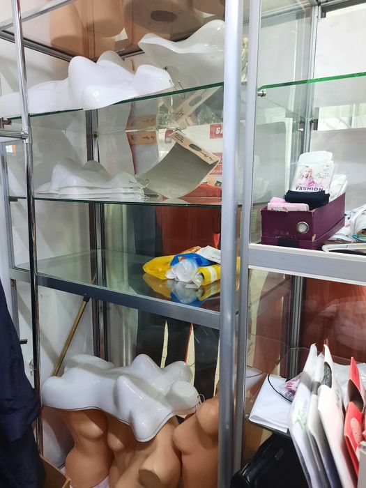 Продам за символично цену манекены, а так же витрины, тумба, стол, сте