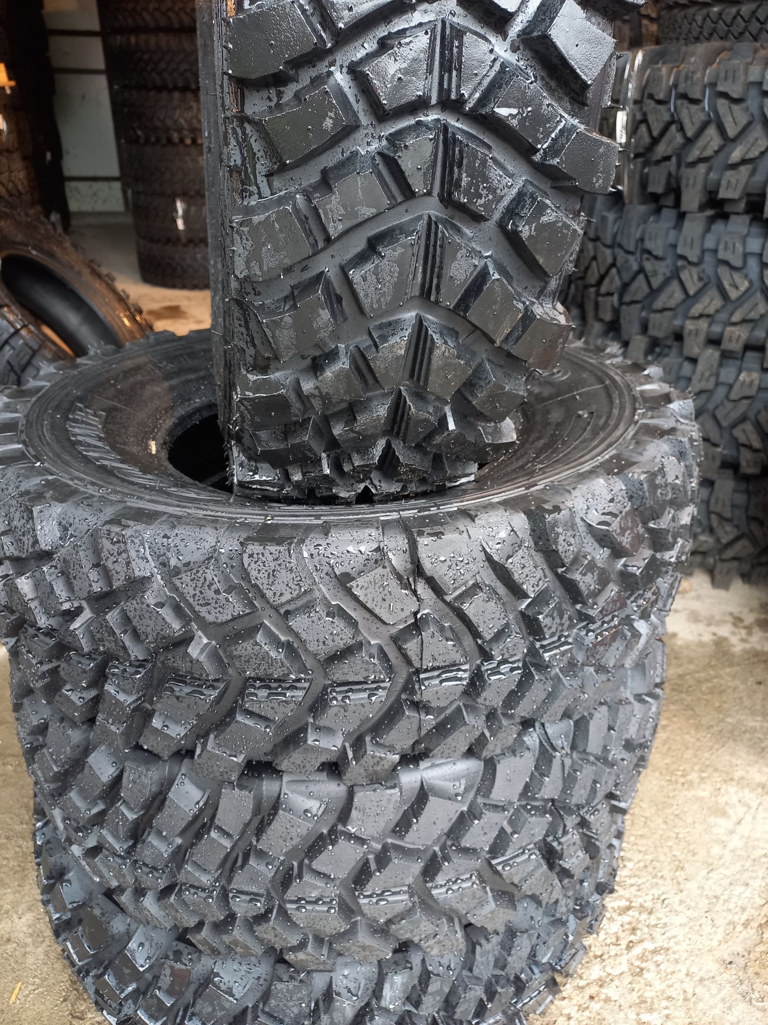 Anvelope off road 235/75R 15.