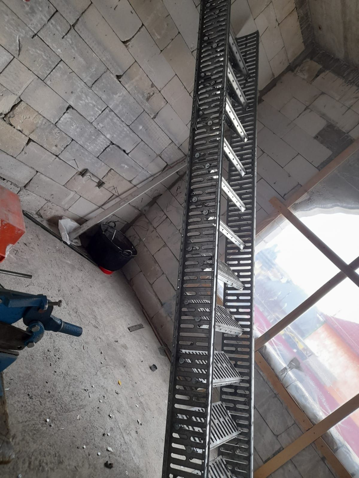 Scară metalică 3,7mm x6m