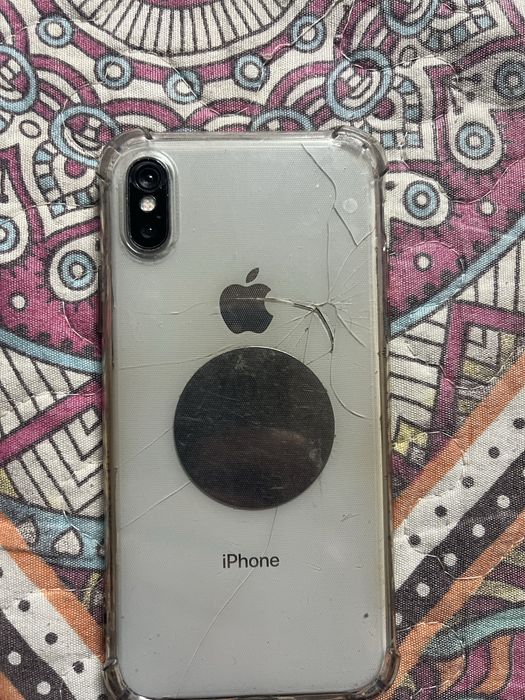 Продам айфон 10 минус треснута крышка и камера память 64 гб