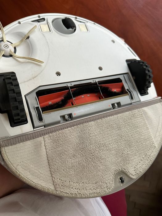 Продавам Прахосмукачка Roborock S50 - S5 робот бяла със станция.