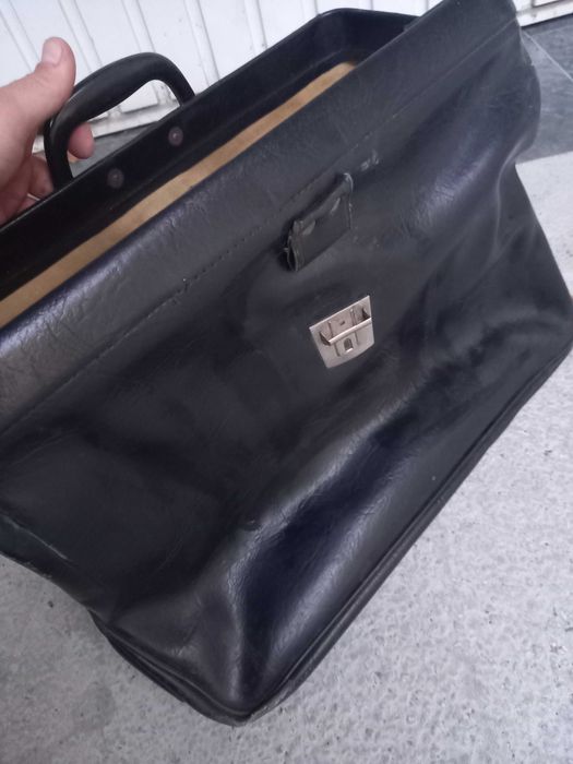 Чанта старинен модел но запазен за времето си