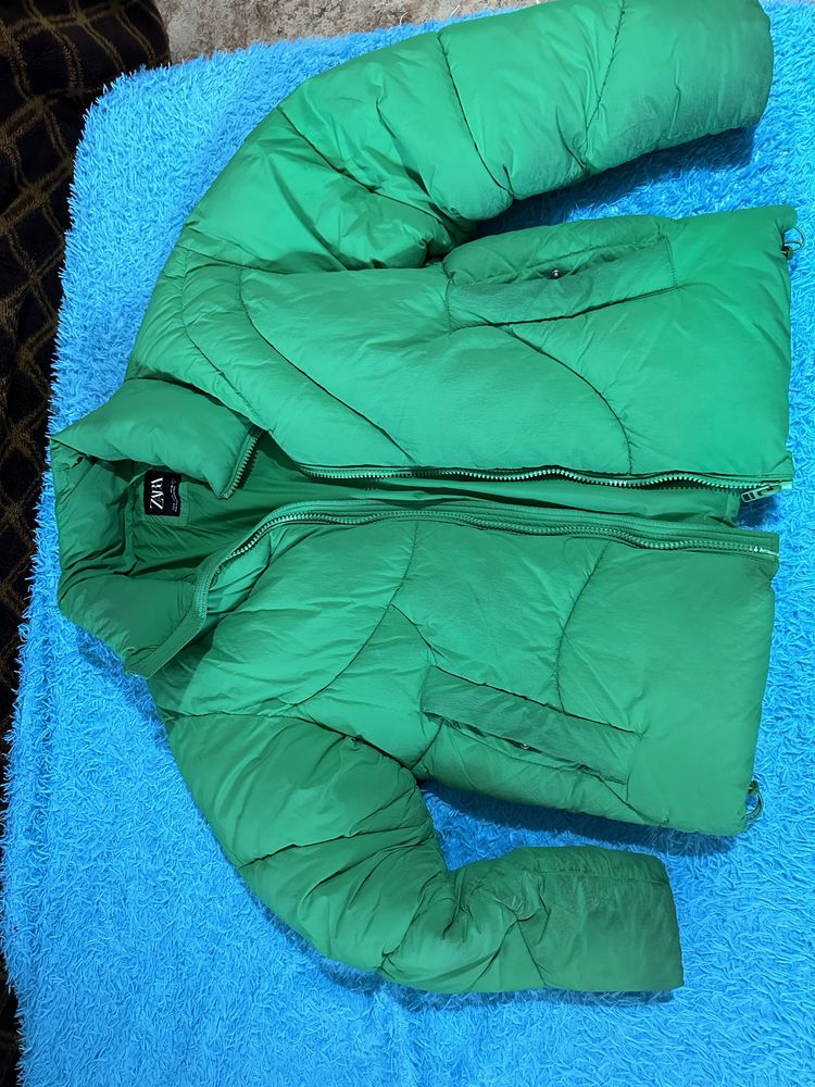 Продам зимнюю куртку зеленого цвета от Zara