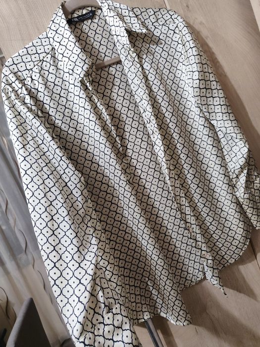Нова риза Zara с дълъг ръкав.