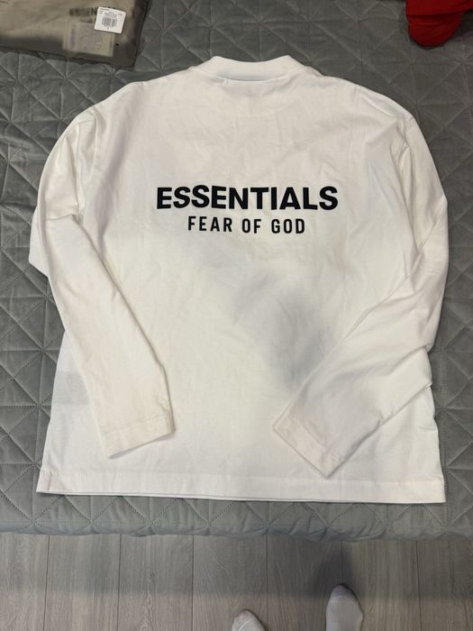 Продавам тениска Essentials