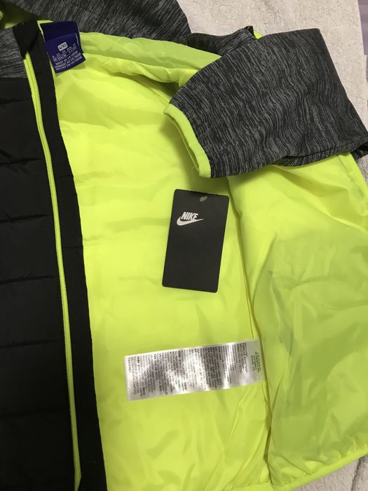 Продавам зимно яке за момче NIKE