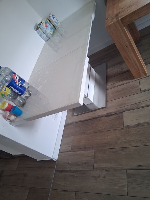 Masa de bucatarie moderna din metal si sticla