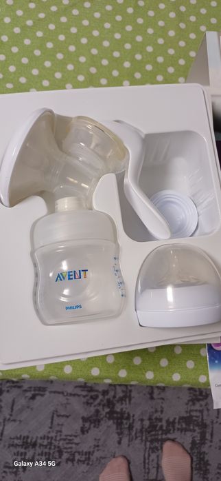 Ръчна помпа на Авент с подарък 5 броя контейнери за кърма