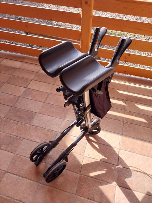 Cadru cu roți pentru persoane cu dizabilități