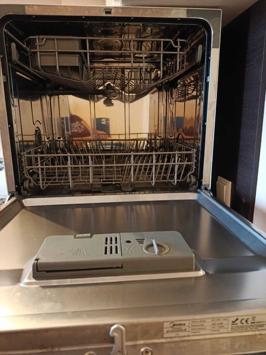 Съдомиялна Midea