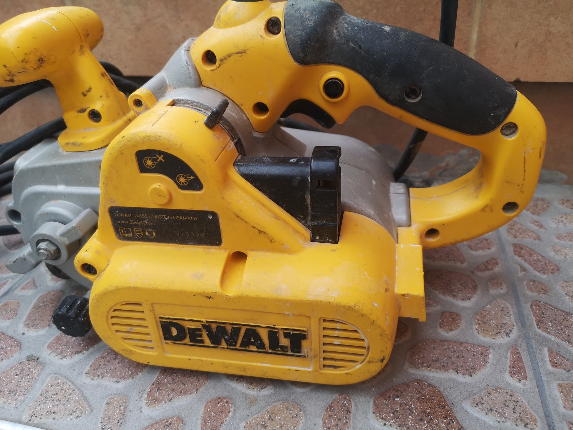 Лентов Шлайф De Walt dw433 800Wat 259/427м/s