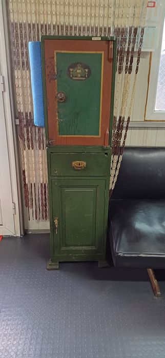 Продавам стара желязна каса