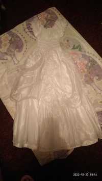 Белое бальное платье