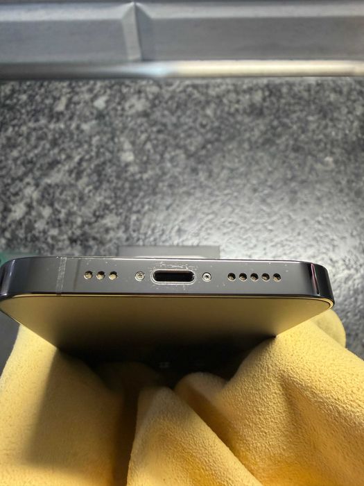 iPhone 13 Pro - отлично състояние/нов протектор