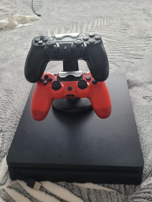 Vând ps4 slim 2 manete,stație de încarcare,9 jocuri
