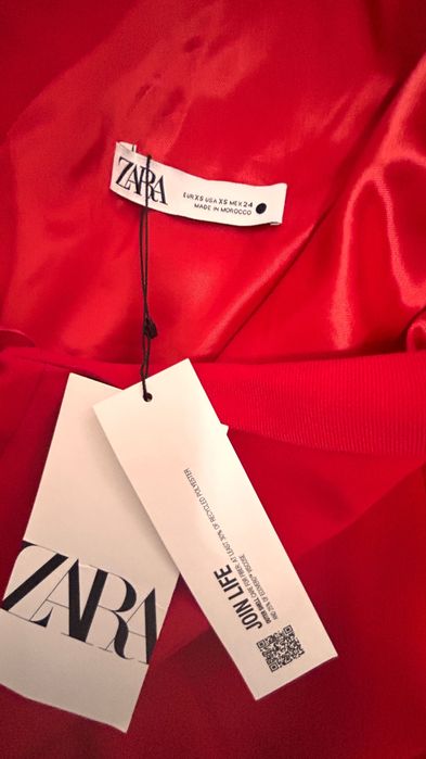 Нова рокля ZARA размер XS подходяща за прекрасните зимни празници