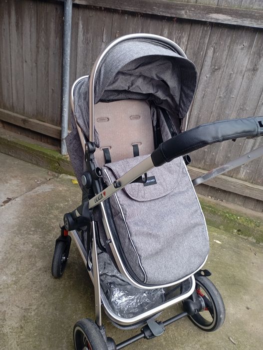 Vând cărucior aproape nou foarte puțin folosit