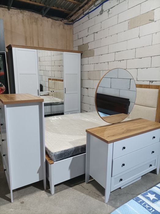 Продается спальный гарнитур