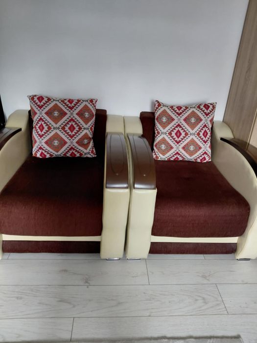 Se dau spre vanzare doua fotolii