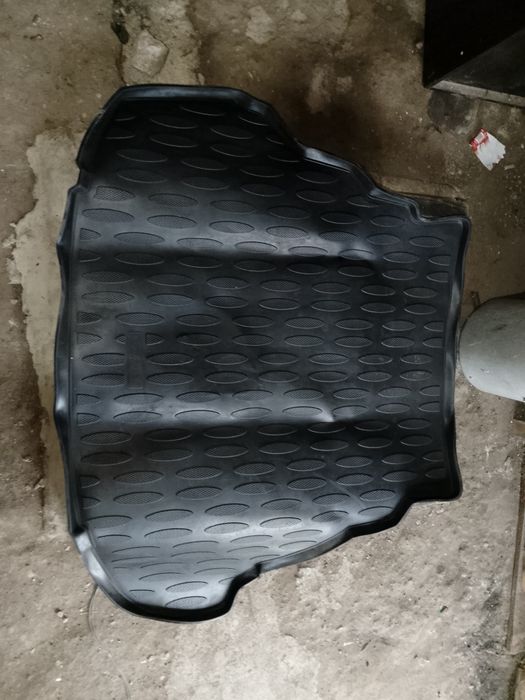 Резиновый полик в багажник Тойота Камри 50