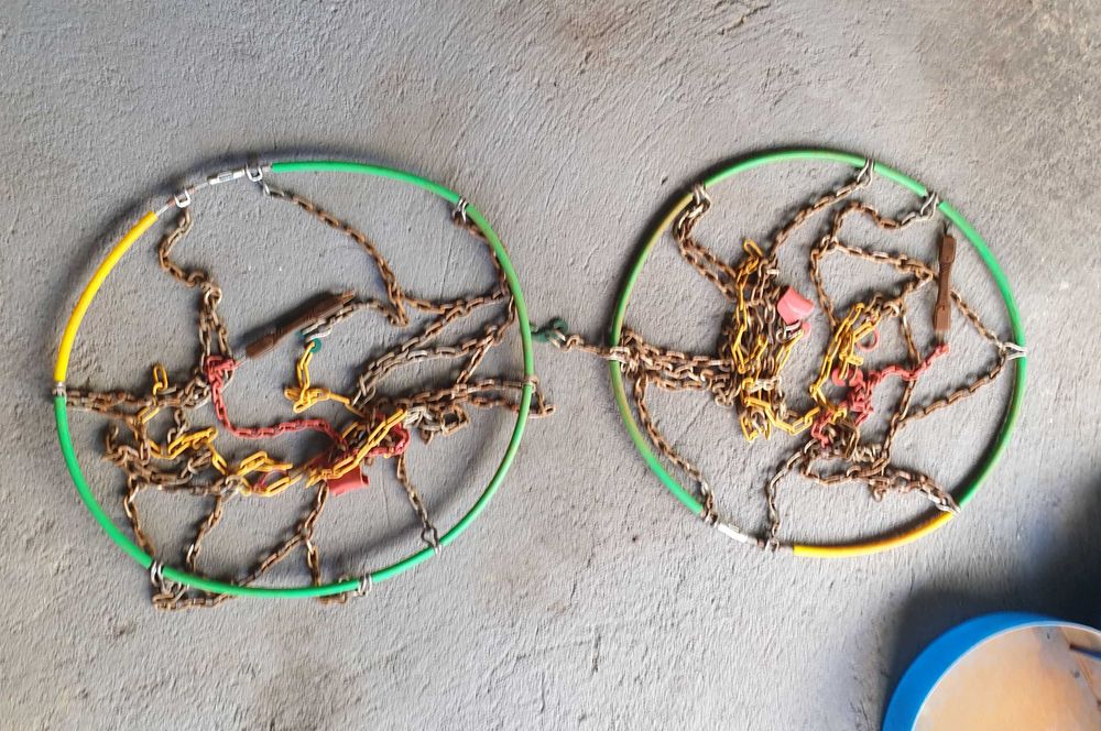 Вериги за сняг, използвани веднъж.