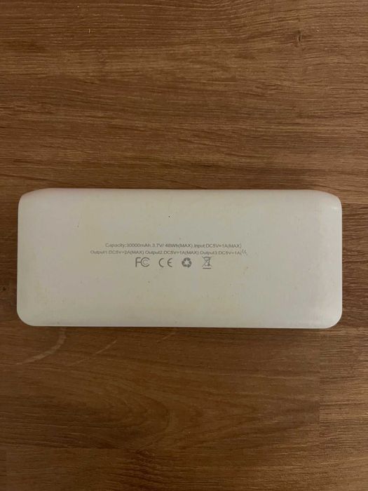 Baterie externa 30000mAh, 3 porturi incarcare, lanterna, culoare alb