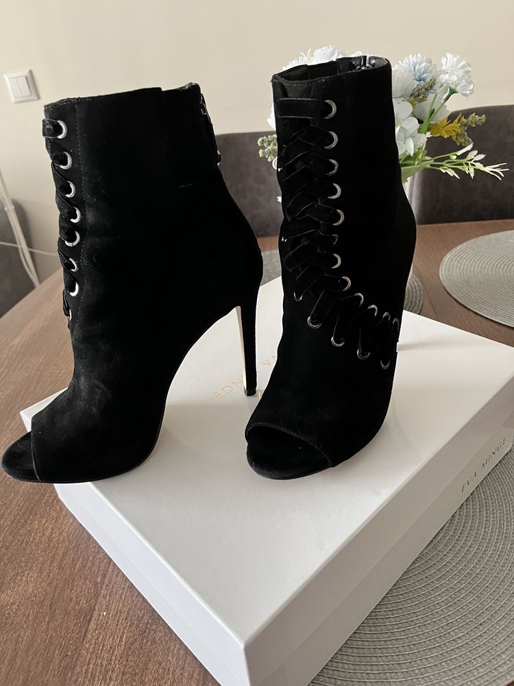 Боти Guess на висок ток