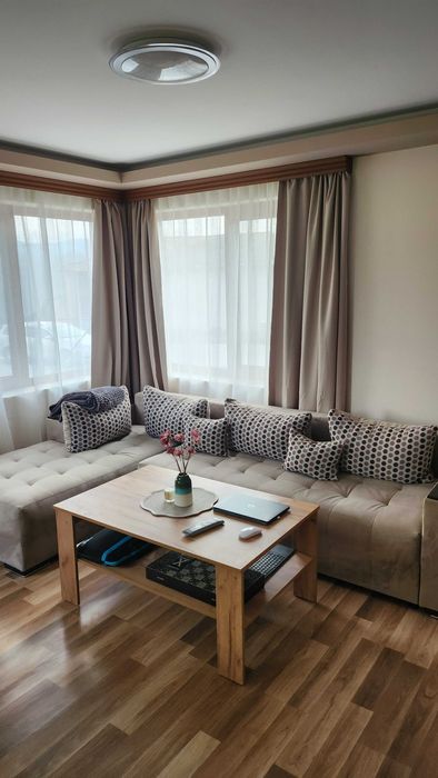 Разтегателен ъглов диван с лежанка +подлакътник мини етажерка