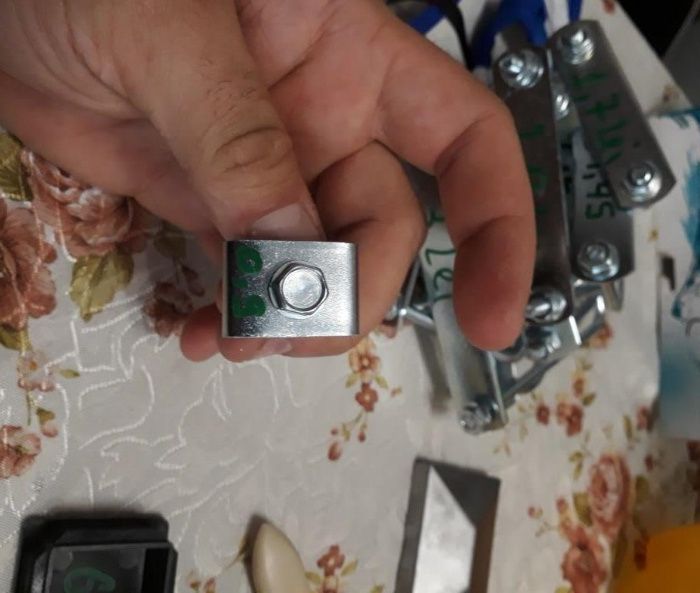 surub autoforant verde panou plasa bordurata