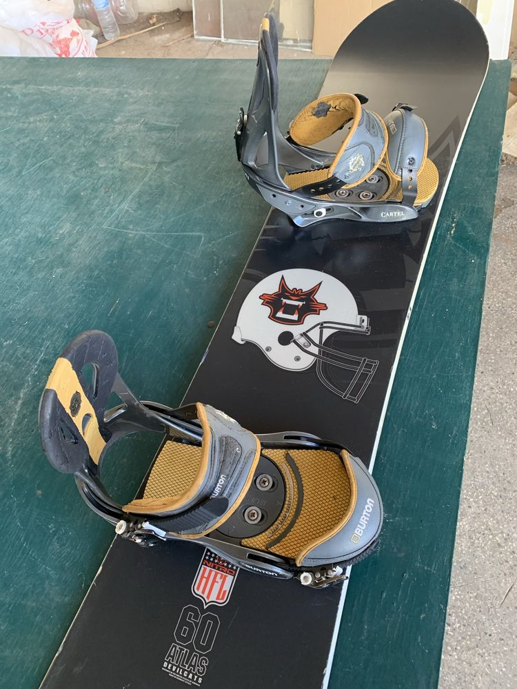 Сноуборд обувки Burton и сноуборд.
